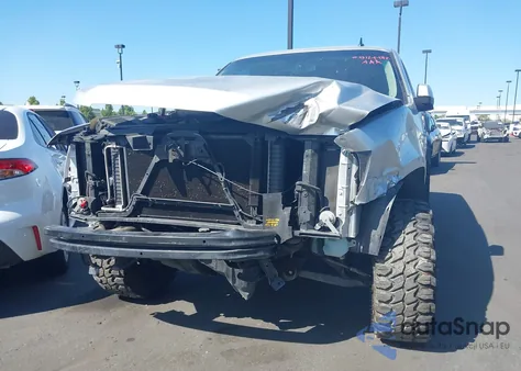 2013 Chevrolet Suburban 1500 Ls z USA, uszkodzony, nr VIN 1GNSCHE02DR279905